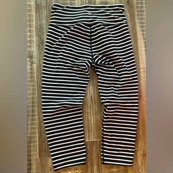 ATHLETA Chaturanga Striped Capri Leggings Stripe Black & White size S - Picture 4 of 5
